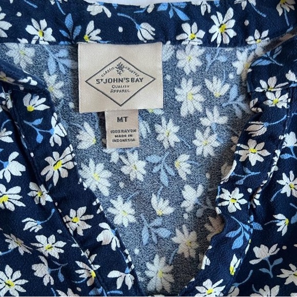 St. John’s Bay v-neck Long Sleeve floral blouse Size MT - Picture 3 of 8
